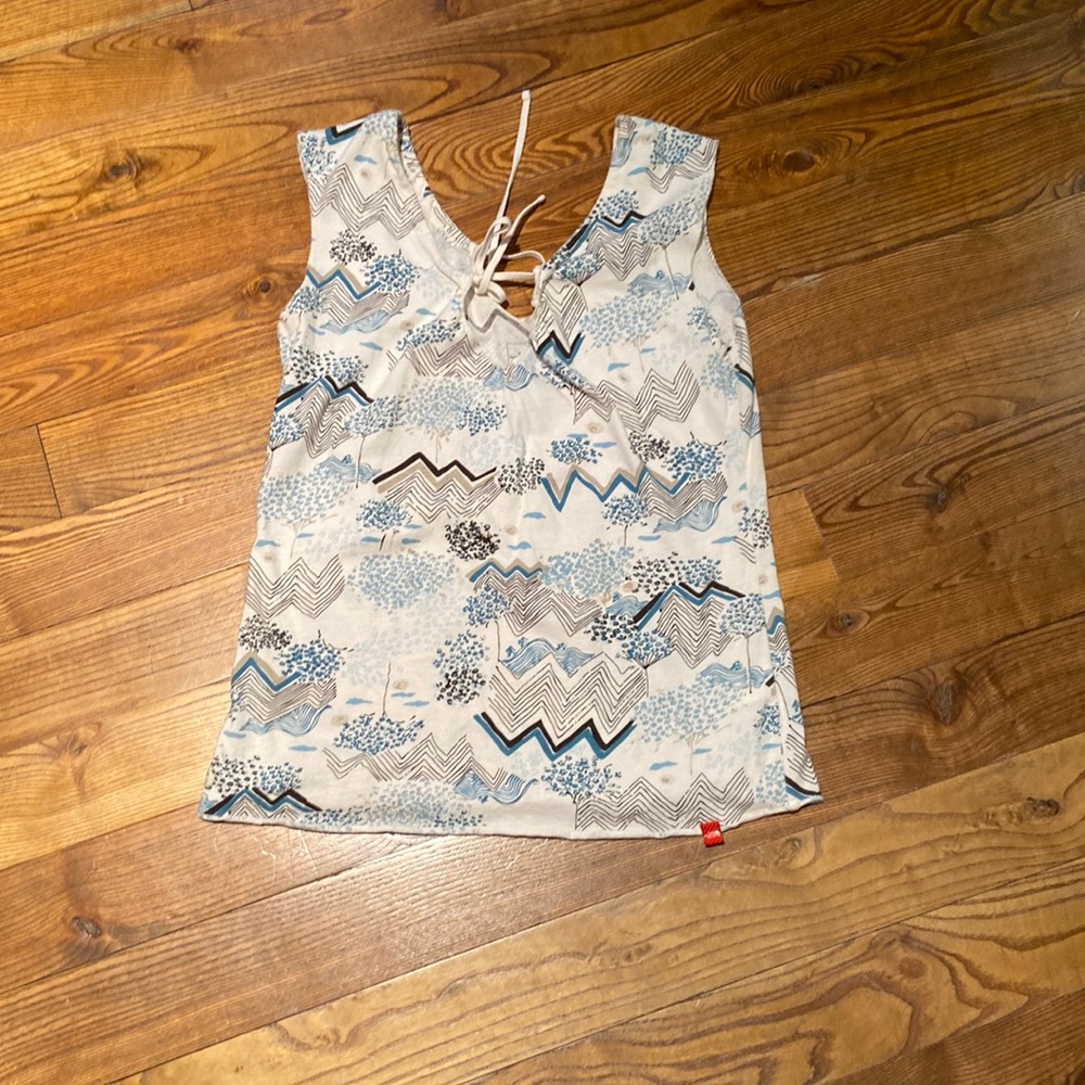 Women’s North Face shirt